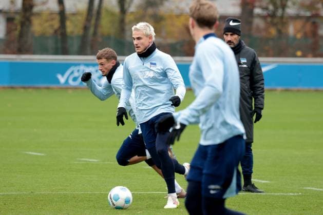 DEU, DFL, 2 FBL Hertha BSC, Training, 12 11 2024, Sportforum, Berlin, DEU, DFL, 2 FBL Hertha BSC, Training, in the picture Marten Winkler Hertha BSC Berlin 22 , Michael Cuisance Hertha BSC Berlin 27 DFL regulations prohibit any use of Photographs as image sequences and or quasi video Foto Juergen Engler nordphoto GmbH nordphotoxGmbHx xEngler nph00076