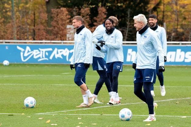 DEU, DFL, 2 FBL Hertha BSC, Training, 12 11 2024, Sportforum, Berlin, DEU, DFL, 2 FBL Hertha BSC, Training, im Bild Hertha Spielerkreis DFL regulations prohibit any use of Photographs as image sequences and or quasi video Foto Juergen Engler nordphoto GmbH nordphotoxGmbHx xEngler nph00076