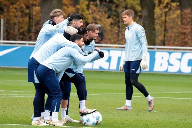 DEU, DFL, 2 FBL Hertha BSC, Training, 12 11 2024, Sportforum, Berlin, DEU, DFL, 2 FBL Hertha BSC, Training, im Bild Hertha Spielerkreis DFL regulations prohibit any use of Photographs as image sequences and or quasi video Foto Juergen Engler nordphoto GmbH nordphotoxGmbHx xEngler nph00076