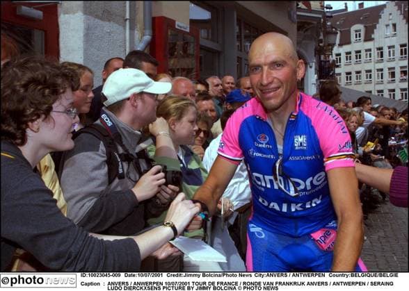 ANVERS ANWERPEN 10 07 2001 TOUR DE FRANCE RONDE VAN FRANKRIJK ANVERS ANTWERPEN SERAING LUDO DIERCKXSENS PICTURE BY JIMMY BOLCINA PHOTO NEWS ANVERS ANTWERPEN BELGIQUE BELGIE  Copyright: xJimmyxBolcinax JBPN100701_009.JPG LUDO DIERCKXSENS