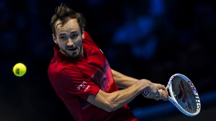 Nitto ATP, Tennis Herren Finals - Day Three Daniil Medvedev of Russia plays a backhand during his round robin singles match against Alex de Minaur of Australia during day three of the Nitto ATP Finals. Daniil Medvedev won the match 6-2, 6-4. Turin Italy Copyright: xNicolòxCampox