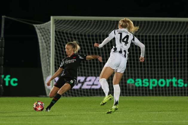 Leah Williamson (Arsenal Women FC) - Amalie Vangsgaard (Juventus FC) during Juventus Women vs Arsenal, UEFA Champions League Women football match in Biella, Italy, November 12 2024  Copyright: xMattiaxMartegani IPAxSportx xipax xx IPA_51493530 IPA_Agency_IPA51493530