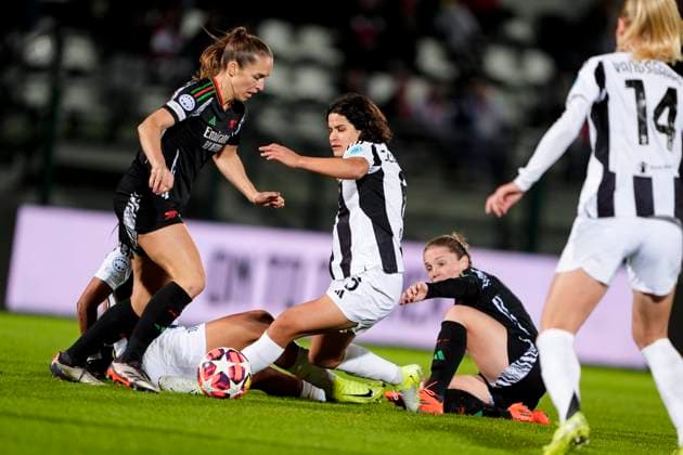 Juventus women s Eva Schatzer fights for the ball with Arsenal Women s Lia W& xe4;lti during the UEFA Women s Champions League soccer match between Juventus Women and Arsenal Women Football Club at the Stadium Comunale Vittorio Pozzo La Marmora in Biella, north west Italy -Group C - 3 6 - November 12, 2024. - Soccer.  Copyright: xFabioxFerrari LaPressex