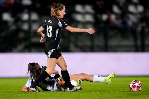 Juventus women s Sofia Cantore fights for the ball with Arsenal Women s Lia W& xe4;lti during the UEFA Women s Champions League soccer match between Juventus Women and Arsenal Women Football Club at the Stadium Comunale Vittorio Pozzo La Marmora in Biella, north west Italy -Group C - 3 6 - November 12, 2024. - Soccer.  Copyright: xFabioxFerrari LaPressex