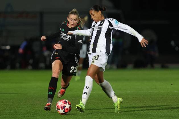 CALCIO - Champions League Women - Juventus Women vs Arsenal Alessia Russo (Arsenal Women FC) - Estelle Cascarino (Juventus FC) during Juventus Women vs Arsenal, UEFA Champions League Women football match in Biella, Italy, November 12 2024 Biella Italy  Copyright: xIPAxSport ABACAx