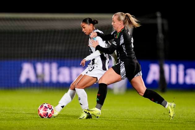 Juventus women s Estelle Cascarino fights for the ball with Arsenal Women s Bethany Mead during the UEFA Women s Champions League soccer match between Juventus Women and Arsenal Women Football Club at the Stadium Comunale Vittorio Pozzo La Marmora in Biella, north west Italy -Group C - 3 6 - November 12, 2024. - Soccer.  Copyright: xFabioxFerrari LaPressex
