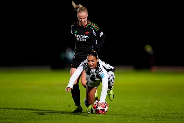 Juventus women s Estelle Cascarino fights for the ball with Arsenal Women s Bethany Mead during the UEFA Women s Champions League soccer match between Juventus Women and Arsenal Women Football Club at the Stadium Comunale Vittorio Pozzo La Marmora in Biella, north west Italy -Group C - 3 6 - November 12, 2024. - Soccer.  Copyright: xFabioxFerrari LaPressex