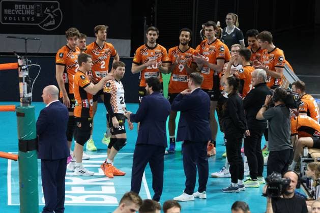 DEU, Champions League, BR Volleys vs , 12 11 2024, Max Schmeling Halle, Berlin, DEU, Champions League, BR Volleys vs Ljubljana in the picture coach Joel Banks BR Volleys , BR Volleys player circle photo Juergen Engler nordphoto GmbH nordphotoxGmbHx xEngler nph00076