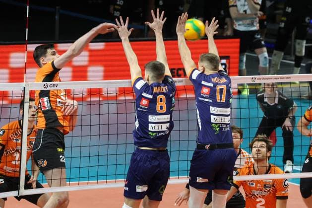 DEU, Champions League, BR Volleys vs , 12 11 2024, Max Schmeling Halle, Berlin, DEU, Champions League, BR Volleys vs Ljubljana in the picture Jake Hanes BR Volleys 22 , Luka Marovt Ljubljana 8 , Matic Videcnik Ljubljana 17 Photo Juergen Engler nordphoto GmbH nordphotoxGmbHx xEngler nph00076
