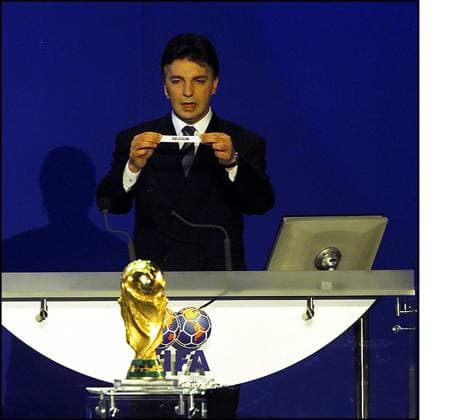 BUSAN 1 12 2001 2002 FIFA World Cup, WM, Weltmeisterschaft, Fussball KOREA japon japan TIRAGE AU SORT LOTING michel zen ruffinen PICTURES PHILIPPE CROCHET PHOTO NEWS BUSAN KOREA  Copyright: xPhilippexCrochetx PCPN011201_071.JPG michel zen ruffinen
