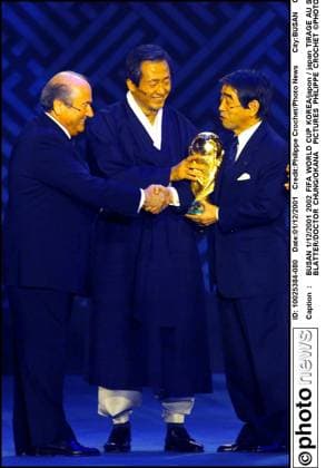 BUSAN 1 12 2001 2002 FIFA World Cup, WM, Weltmeisterschaft, Fussball KOREA japon japan TIRAGE AU SORT LOTIN JOSEPH BLATTER DOCTOR CHUNG OKANA PICTURES PHILIPPE CROCHET PHOTO NEWS BUSAN KOREA  Copyright: xPhilippexCrochetx CPN011201_072.JPG JOSEPH BLATTER DOCTOR CHUNG OK