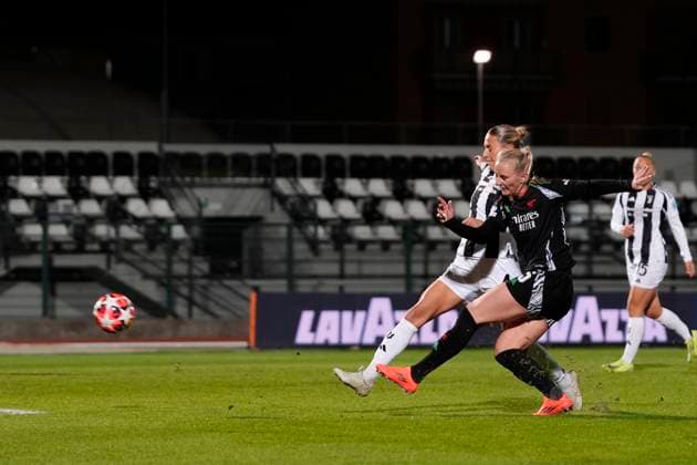Arsenal Women s Stina Blackstenius scoring his side s second goal during the UEFA Women s Champions League soccer match between Juventus Women and Arsenal Women Football Club at the Stadium Comunale Vittorio Pozzo La Marmora in Biella, north west Italy -Group C - 3 6 - November 12, 2024. - Soccer.  Copyright: xFabioxFerrari LaPressex