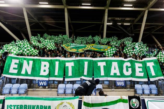 241112 Fans of Hammarby ahead of the UEFA Women s Champions League football match between Manchester City and Hammarby on November 12, 2024 in Manchester Photo Andreas L Eriksson BILDBYRAN COP 106 AE0139 fotboll football soccer fotball uefa womens champions league manchester city hammarby dam bbeng tifo publik  Copyright: ANDREASxLxERIKSSON BB241112AE024