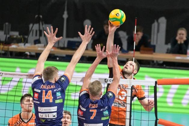 Berlin, Germany 12 November 2024 CL Volleyball 2024 2025 Berlin Recycling Volleys vs ACH Volley Ljubljana In the picture from left in the duel Saso Stalekar ACH Volley Ljubljana , Mikko Esko ACH Volley Ljubljana , Ruben Schott BR Volleys Copyright: xFotostandx xReuhlx