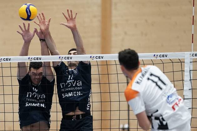 Volleyball, CEV Challenge Cup 12 11 2024, Volleyball, Centre Sportif Lorentzweiler, Luxembourg, CEV Challenge Cup, VC Lorentzweiler LUX Lycurgus Volleyball NL vl Niels de Vries Lycurgus Volleyball 16 Vicente Parraguirre Lycurgus Volleyball 11 Radoslaw Rzymianski Lorentzweiler 11