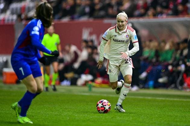 v li Janni THOMSEN Valerenga Oslo, 7 Pernille Harder FC Bayern München, FCB, 21 on the ball, duel, duel, tackle, dynamic, action, 12 11 2024, Munich Germany , Football, UEFA Womens Champions League, Group C, FC Bayern München Valerenga IF Oslo xslx