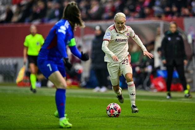 v li Janni THOMSEN Valerenga Oslo, 7 Pernille Harder FC Bayern München, FCB, 21 on the ball, duel, duel, tackle, dynamic, action, 12 11 2024, Munich Germany , Football, UEFA Womens Champions League, Group C, FC Bayern München Valerenga IF Oslo xslx