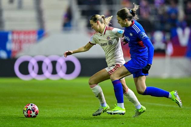 v li Klara Bühl FC Bayern München, FCB, 17 Emma STOLEN GODO Valerenga Oslo, 11 in duel, duel, tackle, dynamic, action, action, 12 11 2024, Munich Germany , Football, UEFA Womens Champions League, Group C, FC Bayern München Valerenga IF Oslo xslx