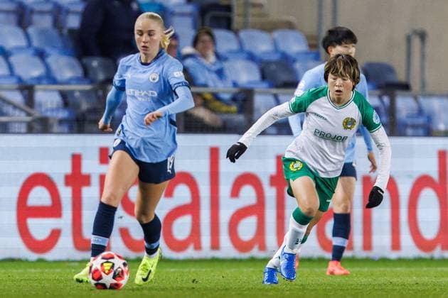 241112 Laura Brown of Manchester City and Asato Miyagawa of Hammarby during the UEFA Women s Champions League football match between Manchester City and Hammarby on November 12, 2024 in Manchester Photo Andreas L Eriksson BILDBYRAN COP 106 AE0139 fotboll football soccer fotball uefa womens champions league manchester city hammarby dam bbeng  Copyright: ANDREASxLxERIKSSON BB241112AE034