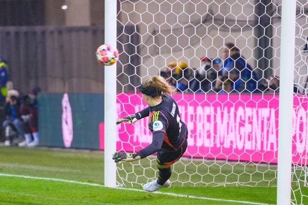 Tove Enblom 1, Valerenga IF cannot hold the penalty kick in the match FC Bayern Munich v Valerenga IF, Football, UEFA Women s Champions League 2024 2025, Matchday 3 on 12 11 2024 in Munich, FC Bayern Campus DFL and DFB regulations prohibit any use of photographs as image sequences and or quasi video Bayern Germany