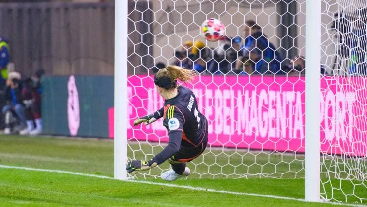 Tove Enblom 1, Valerenga IF cannot hold the penalty kick in the match FC Bayern Munich v Valerenga IF, Football, UEFA Women s Champions League 2024 2025, Matchday 3 on 12 11 2024 in Munich, FC Bayern Campus DFL and DFB regulations prohibit any use of photographs as image sequences and or quasi video Bayern Germany