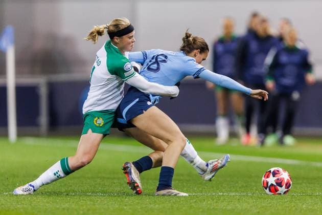 241112 Julie Blakstad of Hammarby and Kerstin Casparij of Manchester City during the UEFA Women s Champions League football match between Manchester City and Hammarby on November 12, 2024 in Manchester Photo Andreas L Eriksson BILDBYRAN COP 106 AE0139 fotboll football soccer fotball uefa womens champions league manchester city hammarby dam bbeng  Copyright: ANDREASxLxERIKSSON BB241112AE037