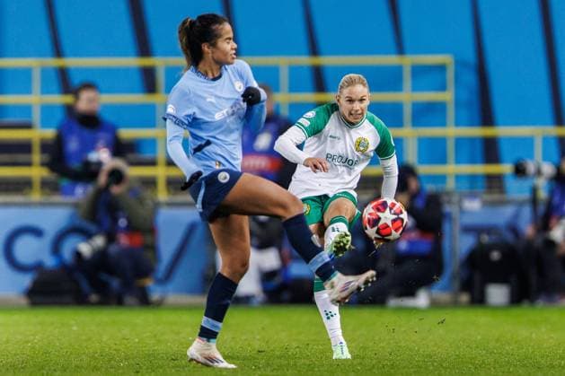 241112 Mary Fowler of Manchester City and Jonna Andersson of Hammarby during the UEFA Women s Champions League football match between Manchester City and Hammarby on November 12, 2024 in Manchester Photo Andreas L Eriksson BILDBYRAN COP 106 AE0139 fotboll football soccer fotball uefa womens champions league manchester city hammarby dam bbeng  Copyright: ANDREASxLxERIKSSON BB241112AE039