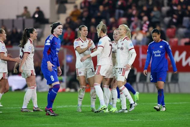 Celebration for the 2-0 goal from a penalty kick by Giulia Gwinn FC Bayern Muenchen, 07 , Goal celebration, Team celebrates with, FC Bayern Muenchen vs Valerenga IF, Football, UEFA Women s Champions League, Group round, Matchday 3, 2024 2025 season, 12 11 2024, FC Bayern Muenchen vs Valerenga IF, Football, UEFA Women s Champions League, Group round, Matchday 3, 2024 2025 season, 12 11 2024 Muenchen Copyright: xEibner-Pressefoto JennixMaulx EP_JML