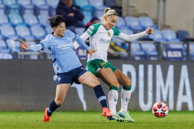 241112 Aoba Fujino of Manchester City and Stina Lennartsson of Hammarby during the UEFA Women s Champions League football match between Manchester City and Hammarby on November 12, 2024 in Manchester Photo Andreas L Eriksson BILDBYRAN COP 106 AE0139 fotboll football soccer fotball uefa womens champions league manchester city hammarby dam bbeng  Copyright: ANDREASxLxERIKSSON BB241112AE040