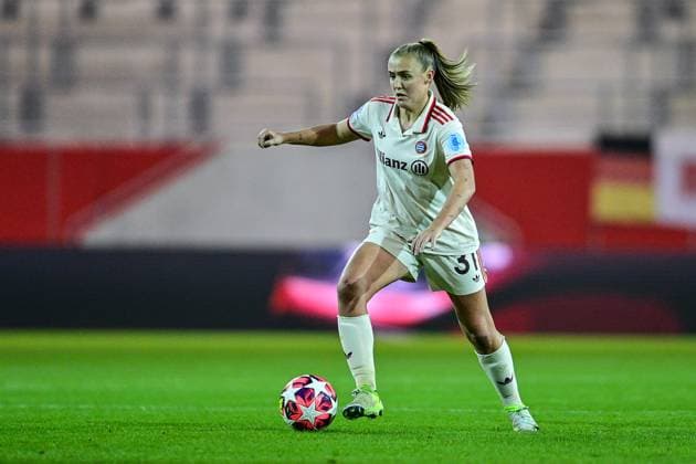 Georgia Stanway FC Bayern Munich, FCB, 31 on the ball, cropped, full body, single image, action, action, 12 11 2024, Munich Germany , Football, UEFA Womens Champions League, Group C, FC Bayern Munich Valerenga IF Oslo xslx