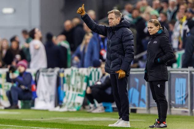 241112 head coach Martin Sjögren of Hammarby during the UEFA Women s Champions League football match between Manchester City and Hammarby on November 12, 2024 in Manchester Photo Andreas L Eriksson BILDBYRAN COP 106 AE0139 fotboll football soccer fotball uefa womens champions league manchester city hammarby dam bbeng  Copyright: ANDREASxLxERIKSSON BB241112AE047