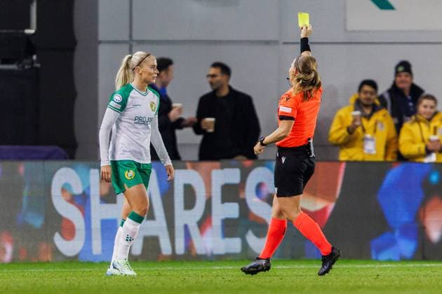 241112 Stina Lennartsson of Hammarby is shown a yellow card during the UEFA Women s Champions League football match between Manchester City and Hammarby on November 12, 2024 in Manchester Photo Andreas L Eriksson BILDBYRAN COP 106 AE0139 fotboll football soccer fotball uefa womens champions league manchester city hammarby dam bbeng  Copyright: ANDREASxLxERIKSSON BB241112AE048