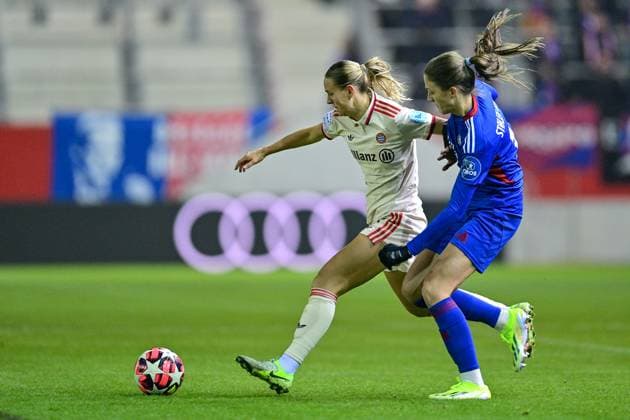 v li Klara Bühl FC Bayern München, FCB, 17 Emma STOLEN GODO Valerenga Oslo, 11 in duel, duel, tackle, dynamic, action, action, 12 11 2024, Munich Germany , Football, UEFA Womens Champions League, Group C, FC Bayern München Valerenga IF Oslo xslx