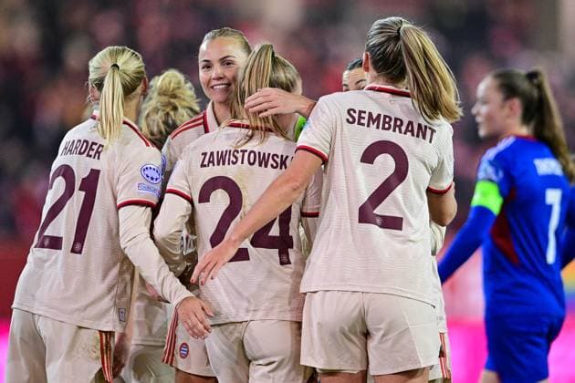 FC Bayern players celebrating the goal, celebrate the goal, goal, celebration, jubilation over the goal to 1 0 by Pernille Harder FC Bayern Munich, FCB, 21 , optimistic, action, action, 12 11 2024, Munich Germany , Football, UEFA Womens Champions League, Group C, FC Bayern Munich Valerenga IF Oslo xslx