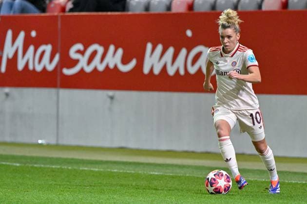 Linda Dallmann FC Bayern Munich, FCB, 10 on the ball, cropped, full body, single image, action, action, 12 11 2024, Munich Germany , Football, UEFA Womens Champions League, Group C, FC Bayern Munich Valerenga IF Oslo xslx