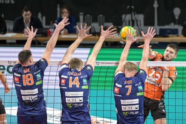 Berlin, Germany 12 November 2024 CL Volleyball 2024 2025 Berlin Recycling Volleys vs ACH Volley Ljubljana Pictured from left in a duel Metej Kok ACH Volley Ljubljana , Saso Stalekar ACH Volley Ljubljana , Mikko Esko ACH Volley Ljubljana , Ruben Schott BR Volleys Copyright: xFotostandx xReuhlx