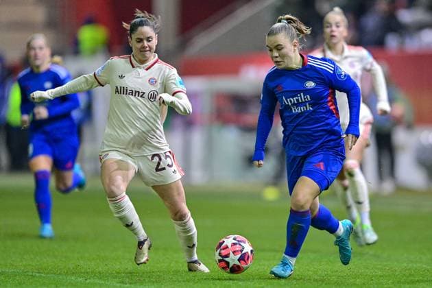 v li Sarah Zadrazil FC Bayern München, FCB, 25 Olaug TVEDTEN Valerenga Oslo, 10 in duel, duel, tackle, dynamic, action, action, 12 11 2024, Munich Germany , Football, UEFA Womens Champions League, Group C, FC Bayern München Valerenga IF Oslo xslx