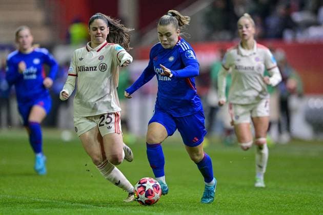 v li Sarah Zadrazil FC Bayern München, FCB, 25 Olaug TVEDTEN Valerenga Oslo, 10 in duel, duel, tackle, dynamic, action, action, 12 11 2024, Munich Germany , Football, UEFA Womens Champions League, Group C, FC Bayern München Valerenga IF Oslo xslx