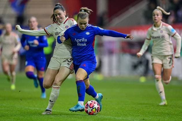 v li Sarah Zadrazil FC Bayern München, FCB, 25 Olaug TVEDTEN Valerenga Oslo, 10 in duel, duel, tackle, dynamic, action, action, 12 11 2024, Munich Germany , Football, UEFA Womens Champions League, Group C, FC Bayern München Valerenga IF Oslo xslx