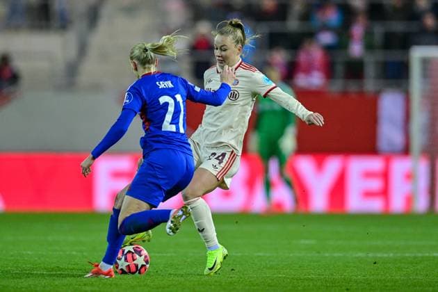 v li Karina SAEVIK Valerenga Oslo, 21 Weronika Zawistowska FC Bayern München, FCB, 24 in duel, duel, tackle, dynamics, action, 12 11 2024, Munich Germany , Football, UEFA Womens Champions League, Group C, FC Bayern München Valerenga IF Oslo xslx