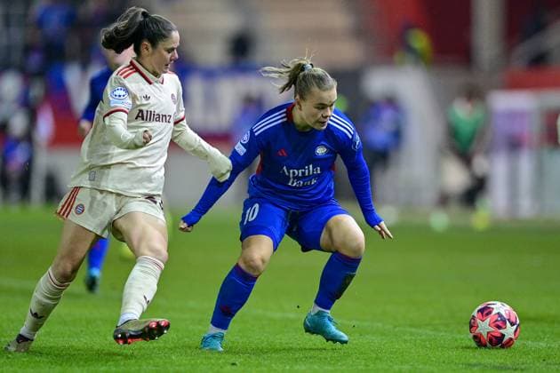 v li Sarah Zadrazil FC Bayern München, FCB, 25 Olaug TVEDTEN Valerenga Oslo, 10 in duel, duel, tackle, dynamic, action, action, 12 11 2024, Munich Germany , Football, UEFA Womens Champions League, Group C, FC Bayern München Valerenga IF Oslo xslx
