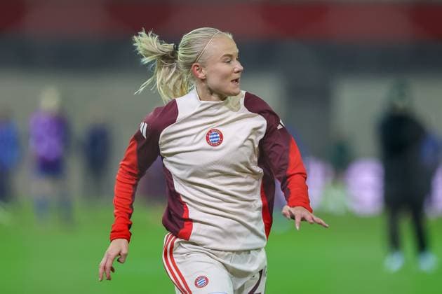 Pernille Harder FC Bayern Muenchen, 21 at warm-up, FC Bayern Muenchen vs Valerenga IF, Football, UEFA Women s Champions League, group round, matchday 3, 2024 2025 season, 12 11 2024, FC Bayern Muenchen vs Valerenga IF, Football, UEFA Women s Champions League, group round, matchday 3, 2024 2025 season, 12 11 2024 Muenchen Copyright: xEibner-Pressefoto JennixMaulx EP_JML