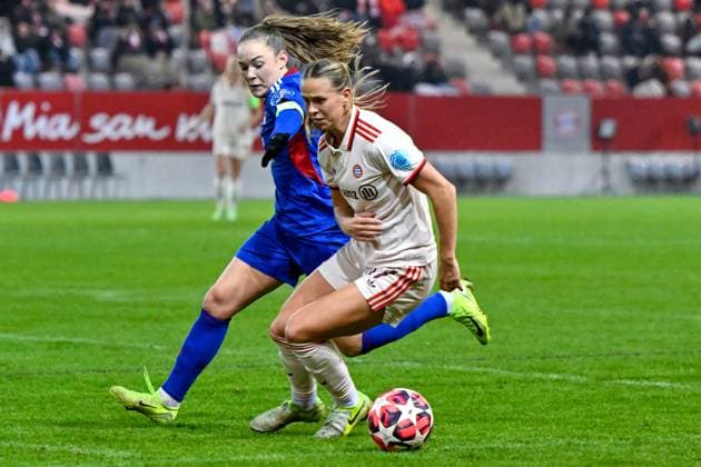v li Janni THOMSEN Valerenga Oslo, 7 Klara Bühl FC Bayern München, FCB, 17 in duel, duel, tackle, dynamic, action, action, 12 11 2024, Munich Germany , Football, UEFA Womens Champions League, Group C, FC Bayern München Valerenga IF Oslo xslx