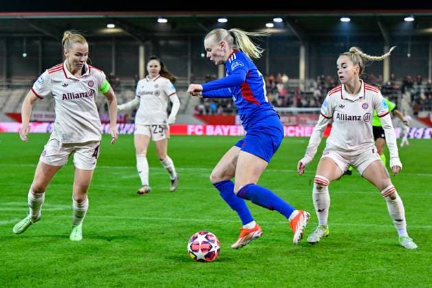 from left Glodis Perla Viggosdottir FC Bayern München , 4 Karina SAEVIK Valerenga Oslo, 21 Giulia Gwinn FC Bayern München, FCB, 7 in duel, duel, tackle, dynamic, action, action, 12 11 2024, Munich Germany , Football, UEFA Womens Champions League, Group C, FC Bayern München Valerenga IF Oslo xslx
