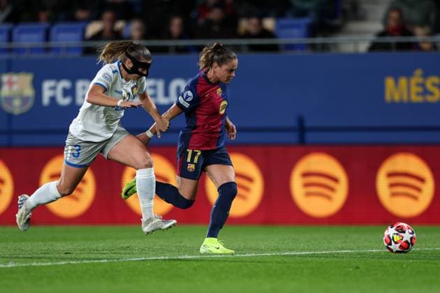 Barcelona, Spain, November 12th 2024: Ewa Pajor (17 FC Barcelona, Barca nad Anna Johanning (3 SKN St Polten) in action during the UEFA Womens Champions League football match between FC Barcelona and SKN St Polten at the Johan Cruyff Stadium in Barcelona, Spain (Judit Cartiel SPP) Copyright: xJuditxCartiel SPPx spp-en-JuCa-JUCA0079
