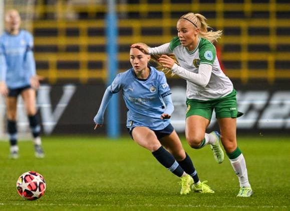 Manchester City Women v Hammarby Fotboll Women UEFA Womens Champions League Jonna Andersson of Hammarby Fotboll Women and Jess Park of Manchester City women during the UEFA Womens Champions League Group D match at Joie Stadium, Manchester UK Newspapers OUT Copyright: xKarlxVallantinex FIL-20930-0046