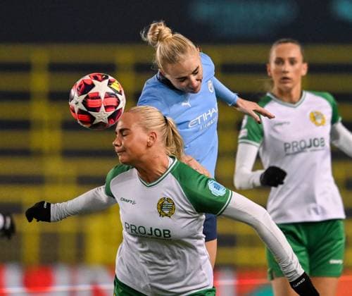 Manchester City Women v Hammarby Fotboll Women UEFA Womens Champions League Alex Greenwood of Manchester City women beats Cathinka Tandberg of Hammarby Fotboll Women to a header during the UEFA Womens Champions League Group D match at Joie Stadium, Manchester UK Newspapers OUT Copyright: xKarlxVallantinex FIL-20930-0047