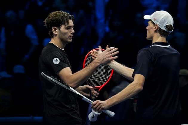 Nitto ATP, Tennis Herren Finals - Day Three Taylor Fritz (L) of USA and Jannik Sinner of Italy shake hands at the end of their round robin singles during day three of the Nitto ATP Finals. Jannik Sinner won the match 6-4, 6-4. Turin Italy Copyright: xNicolòxCampox