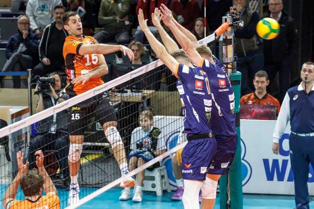 12 11 24, Berlin, Volleyball CEV Champions League, Men, Matchday 1, BR Volleys vs ACH Volley Ljubljana, Max Schmeling Halle Berlins Moritz Reichert plays the ball over the net BR Volleys ACH Volley Ljubljana