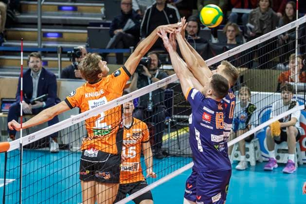 12 11 24, Berlin, Volleyball CEV Champions League, Men, Matchday 1, BR Volleys vs ACH Volley Ljubljana, Max Schmeling Halle Berlins Matthew Knigge plays the ball over the net BR Volleys ACH Volley Ljubljana